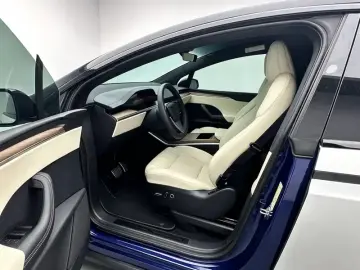 2023 Tesla Model X с пробегом 17 500 км