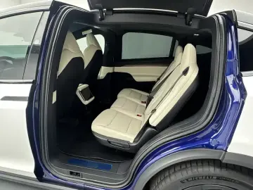 2023 Tesla Model X с пробегом 17 500 км