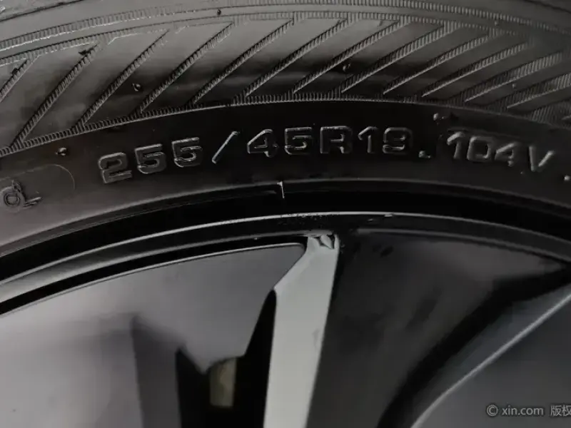2025 Tesla Model Y с пробегом 39 700 км