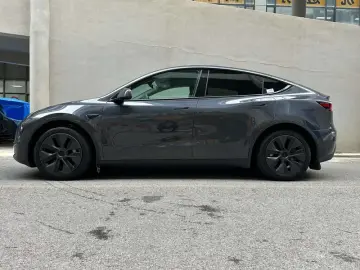 2024 Tesla Model Y с пробегом 27 000 км