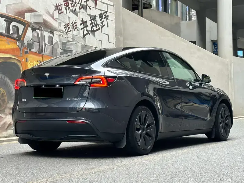 2024 Tesla Model Y с пробегом 27 000 км