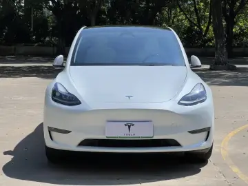 2024 Tesla Model Y с пробегом 15 000 км