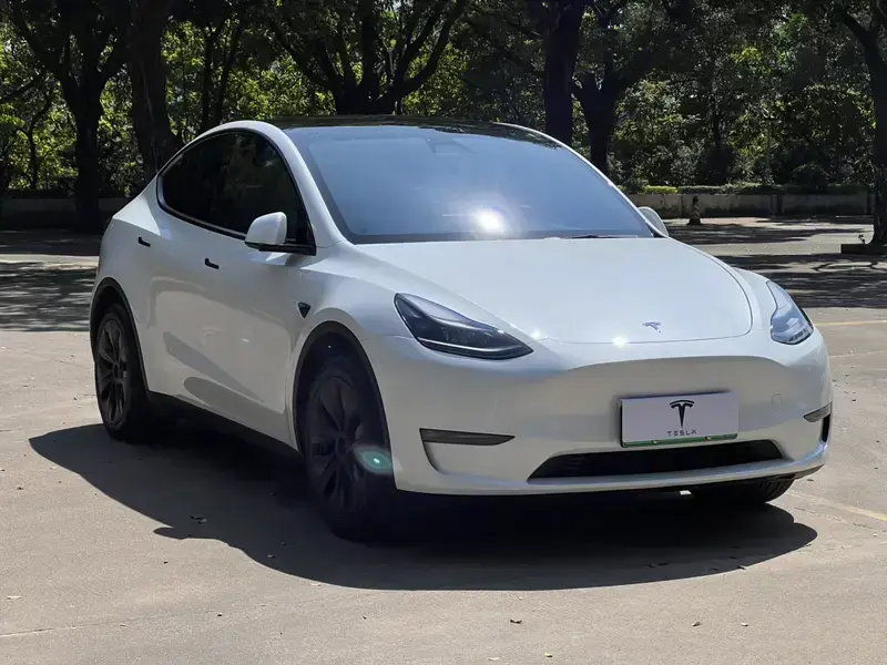 2024 Tesla Model Y с пробегом 15 000 км
