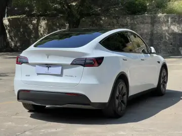2024 Tesla Model Y с пробегом 15 000 км