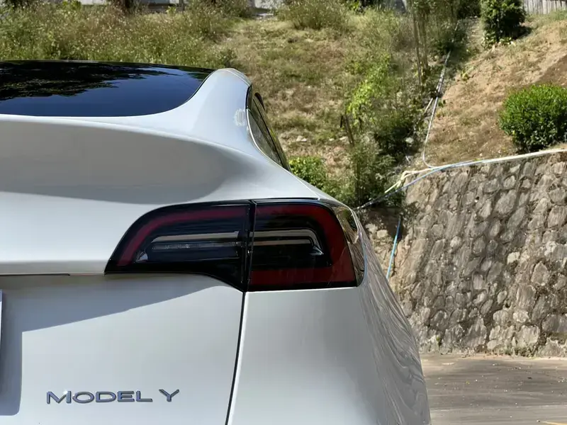 2024 Tesla Model Y с пробегом 15 000 км