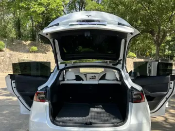 2024 Tesla Model Y с пробегом 15 000 км