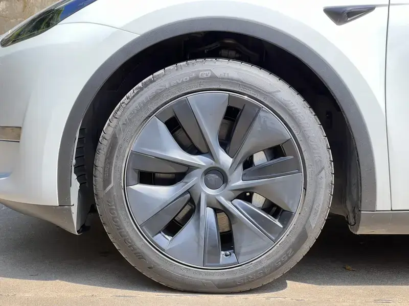 2024 Tesla Model Y с пробегом 15 000 км