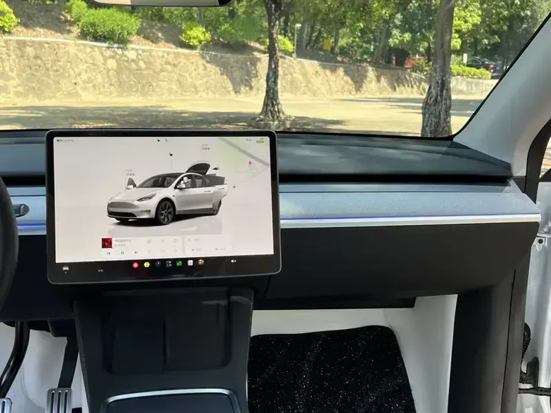 2024 Tesla Model Y с пробегом 15 000 км
