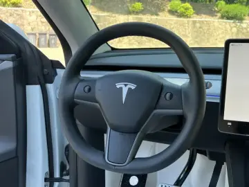 2024 Tesla Model Y с пробегом 15 000 км