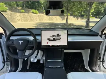 2024 Tesla Model Y с пробегом 15 000 км