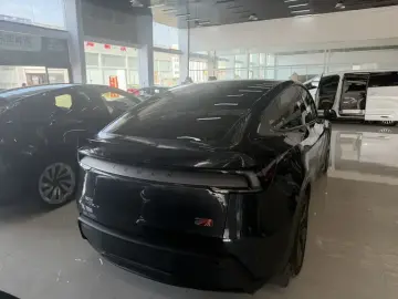 2025 Tesla Model Y с пробегом 27 000 км