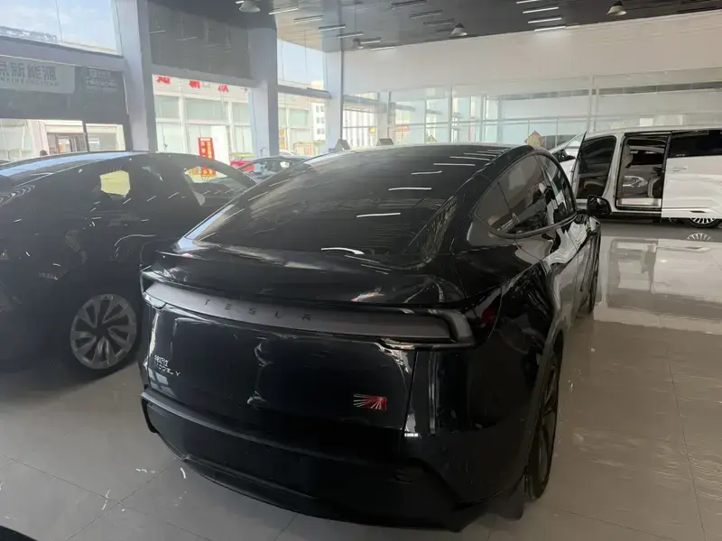 2025 Tesla Model Y с пробегом 27 000 км