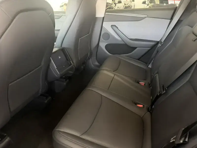 2025 Tesla Model Y с пробегом 27 000 км
