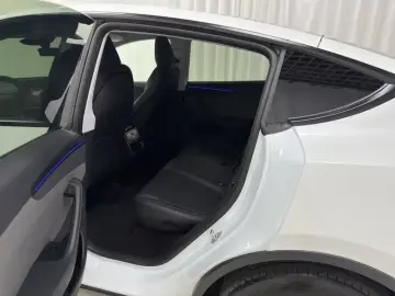2025 Tesla Model Y с пробегом 44 200 км