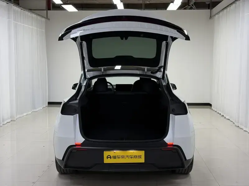 2025 Tesla Model Y с пробегом 44 200 км