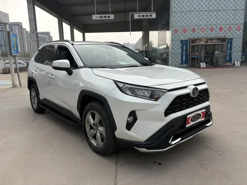 2020 Toyota RAV4 с пробегом 106 000 км
