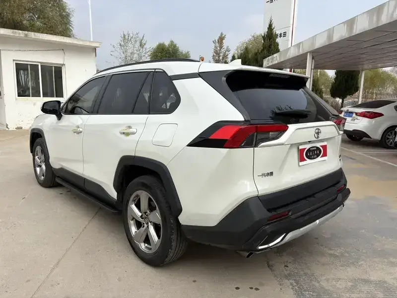 2020 Toyota RAV4 с пробегом 106 000 км