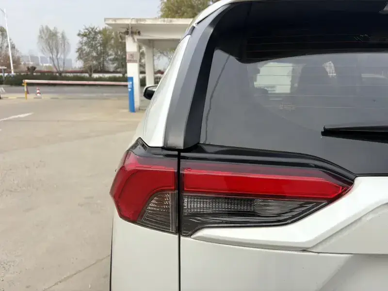 2020 Toyota RAV4 с пробегом 106 000 км