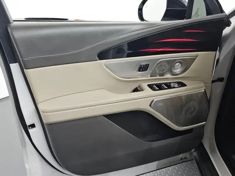 2023 Lincoln Nautilus с пробегом 11 564 км