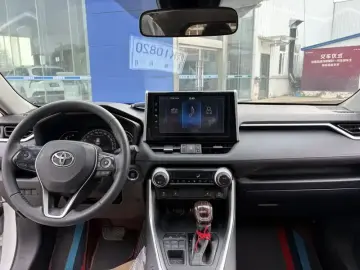 2020 Toyota RAV4 с пробегом 106 000 км
