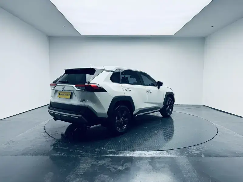 2022 Toyota RAV4 с пробегом 33 500 км