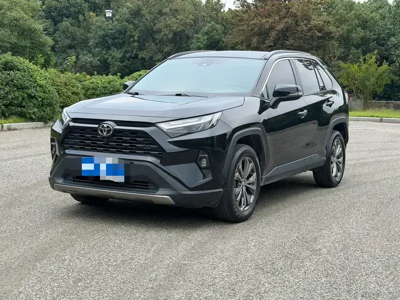 2023 Toyota RAV4 с пробегом 33 000 км