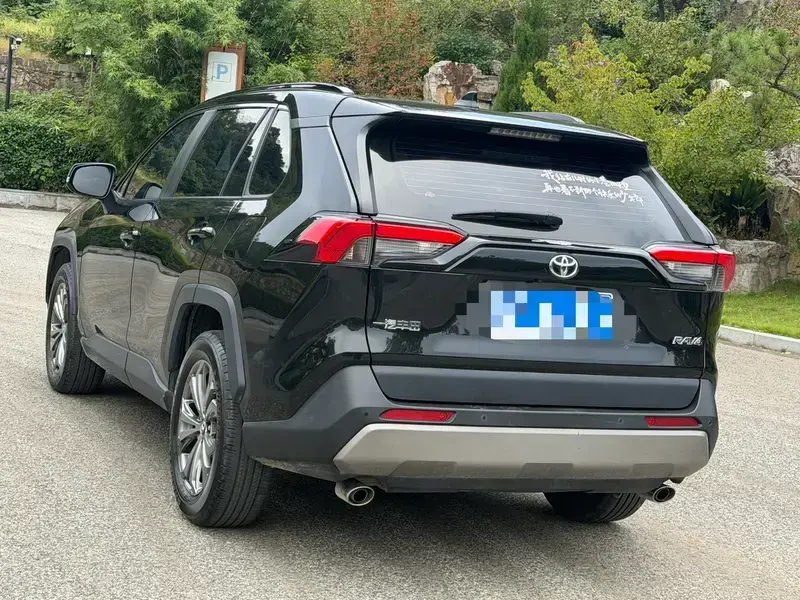 2023 Toyota RAV4 с пробегом 33 000 км