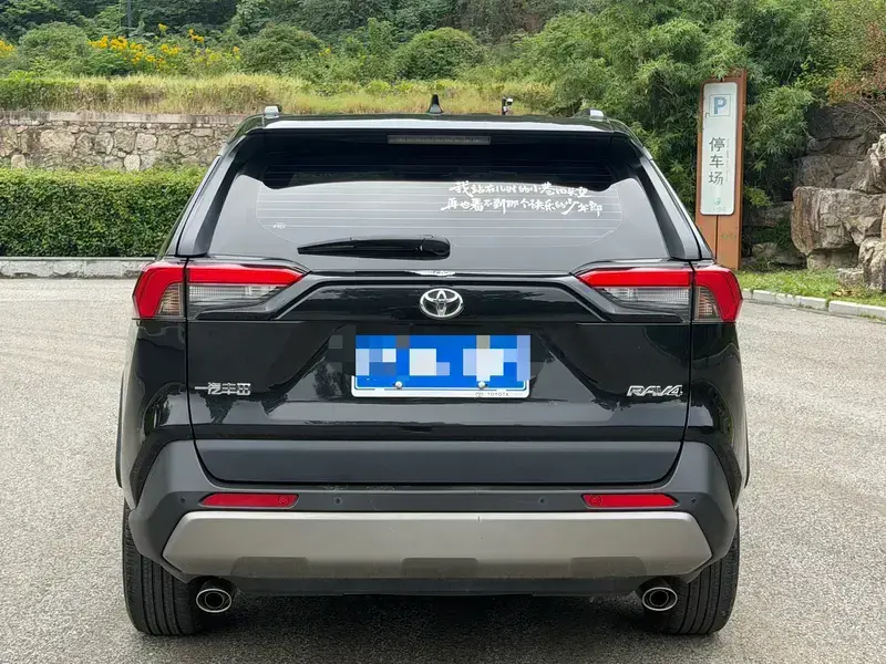 2023 Toyota RAV4 с пробегом 33 000 км