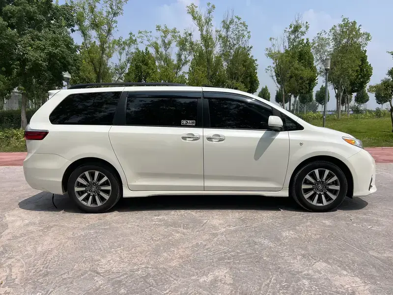 2020 Toyota Sienna с пробегом 106 000 км