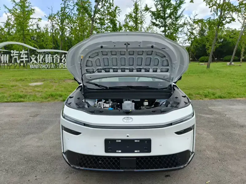 2025 Toyota bZ3X с пробегом 200 км