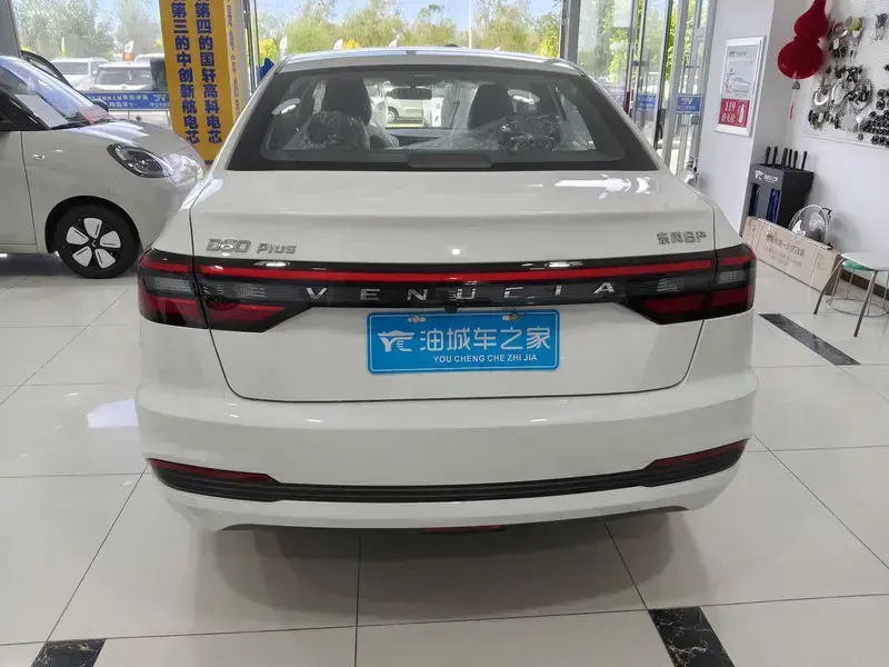 2023 Venucia D60 с пробегом 100 км