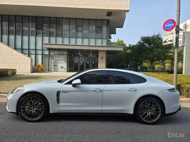 2022 Porsche Panamera с пробегом 18 378 км