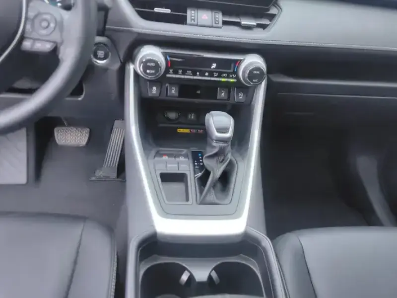2023 Toyota RAV4 с пробегом 21 000 км