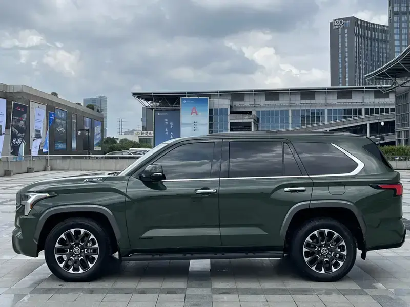 2023 Toyota Sequoia с пробегом 48 000 км