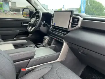 2023 Toyota Sequoia с пробегом 48 000 км
