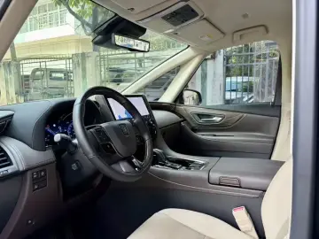 2023 Toyota Vellfire с пробегом 8 000 км