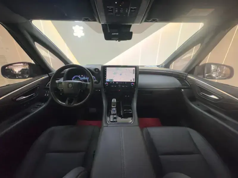 2025 Toyota Vellfire с пробегом 9 900 км