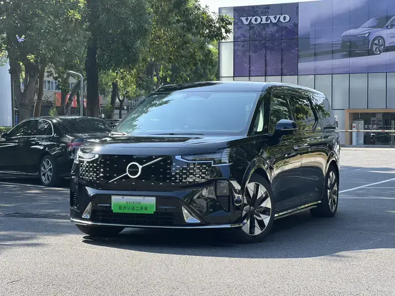 2025 Volvo EM90 с пробегом 43 000 км