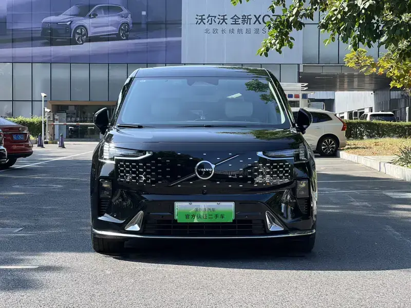 2025 Volvo EM90 с пробегом 43 000 км