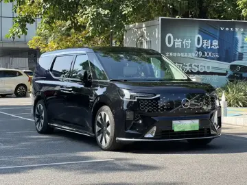 2025 Volvo EM90 с пробегом 43 000 км
