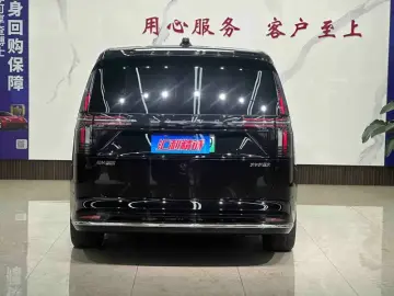 2025 Volvo EM90 с пробегом 34 700 км