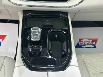 2025 Volvo EM90 с пробегом 34 700 км