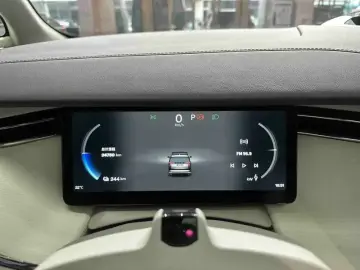 2025 Volvo EM90 с пробегом 34 700 км