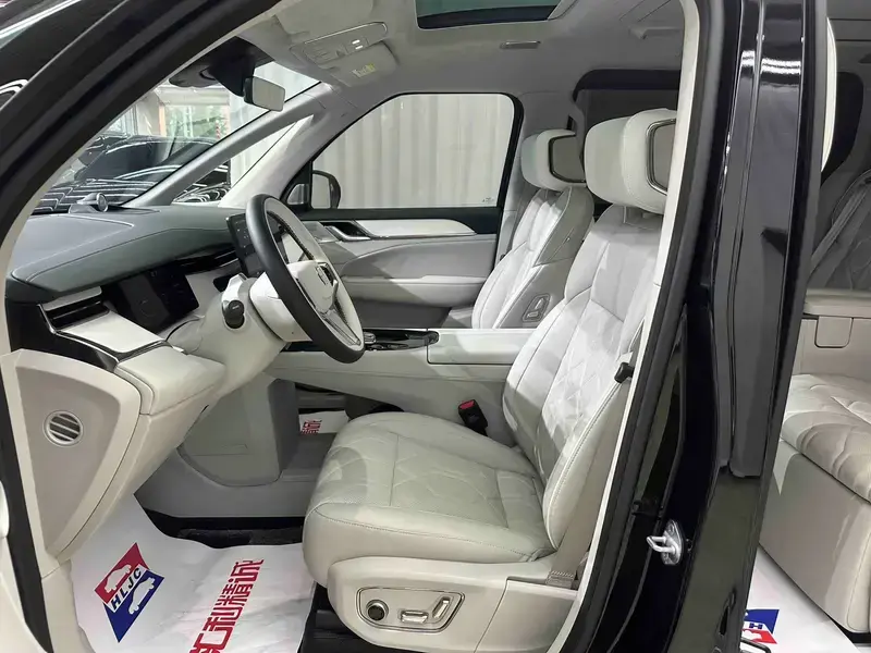 2025 Volvo EM90 с пробегом 34 700 км