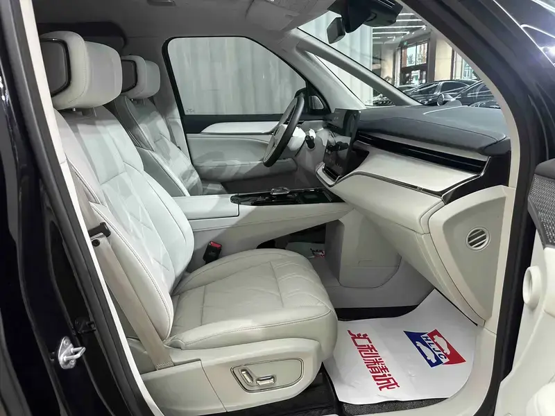2025 Volvo EM90 с пробегом 34 700 км