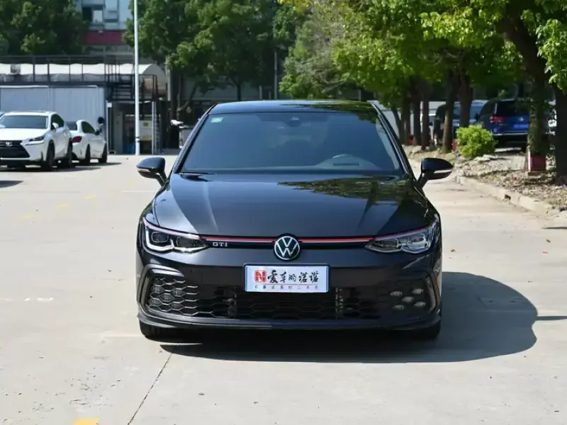 2023 Volkswagen Golf GTI с пробегом 12 000 км