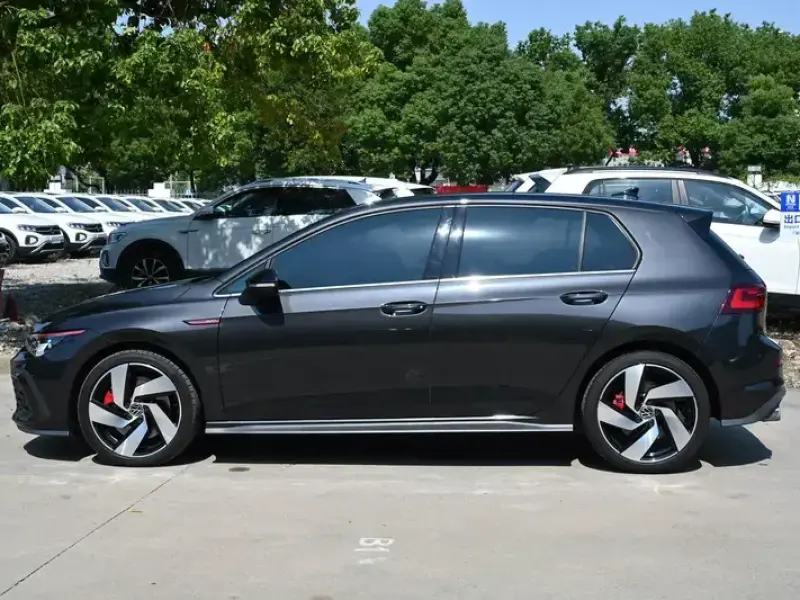 2023 Volkswagen Golf GTI с пробегом 12 000 км