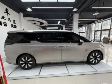 2025 Volvo EM90 с пробегом 29 000 км