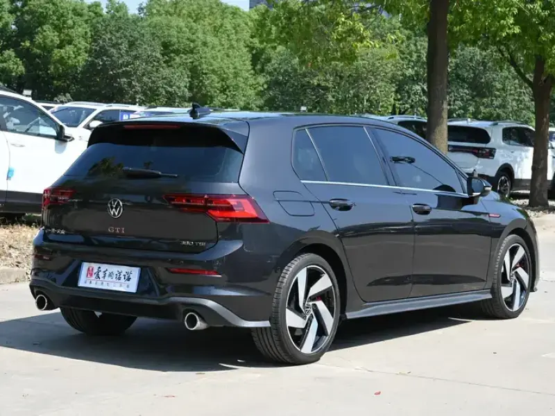 2023 Volkswagen Golf GTI с пробегом 12 000 км