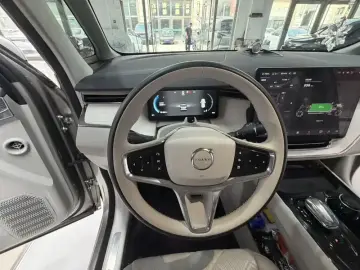 2025 Volvo EM90 с пробегом 29 000 км